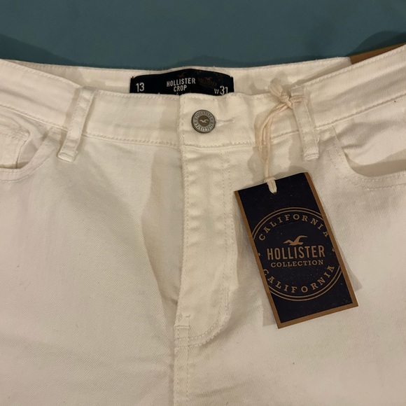 NWT women’s White Hollister Distressed Jeans. - Picture 3 of 9
